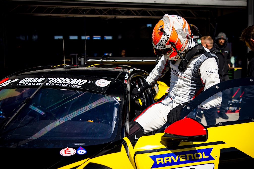 Bastian Buus i kamp mod Max Verstappen på Nürburgring.
(Foto: Dinamic GT)